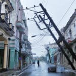 En Cuba, la luz eléctrica brilla, pero por su ausencia, tras el paso del huracán Ian.