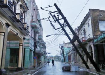 En Cuba, la luz eléctrica brilla, pero por su ausencia, tras el paso del huracán Ian.