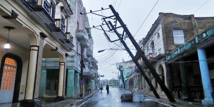 En Cuba, la luz eléctrica brilla, pero por su ausencia, tras el paso del huracán Ian.