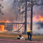 El incendio, llamado Mill Fire, destruyó varias casas y amenaza a centenares más.