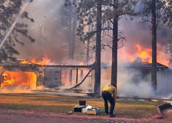 El incendio, llamado Mill Fire, destruyó varias casas y amenaza a centenares más.