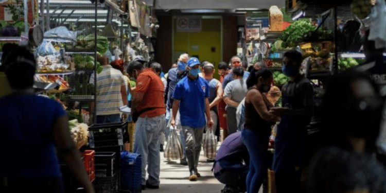 Venezolanos requieren 500 dólares para comprar lo que adquirían en 2019 con 100 dólares