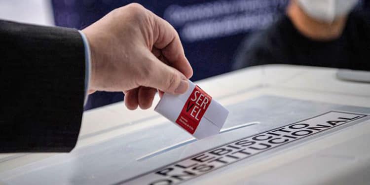 A pesar de tener un gobierno de izquierda, al parecer Chile prefiere una constitución de derecha.