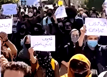 Protestas moderadas en Irán tras asesinato de una mujer por llevar mal el velo