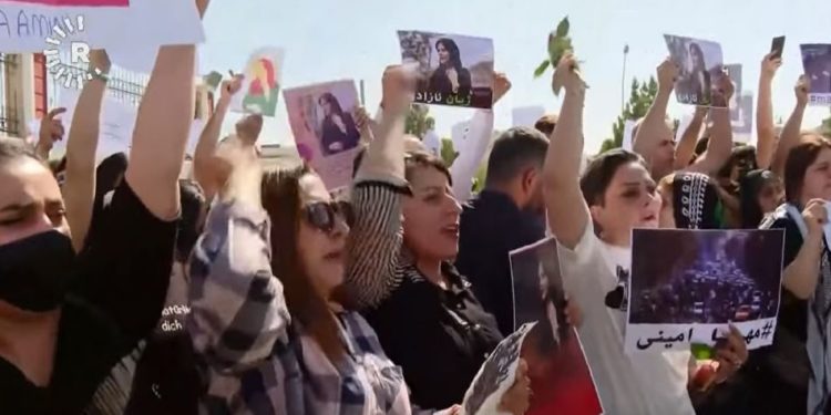 Régimen de Irán detiene a futbolistas por apoyar protestas