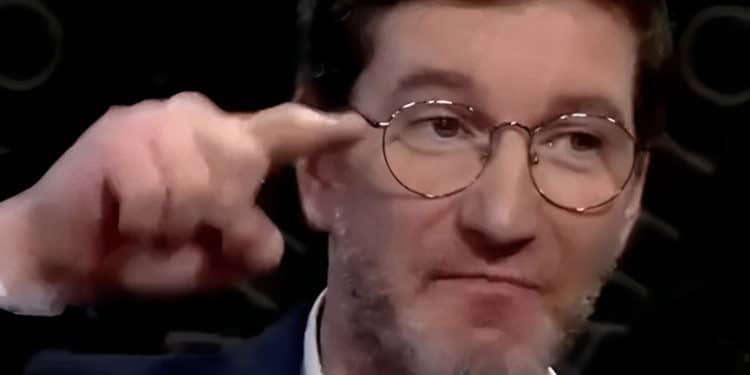 Anton Krasovsky, quien ha sido suspendido por sus comentarios sobre genocidio contra niños ucranianos.