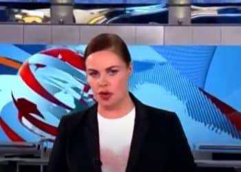 La periodista que criticó a Putin en TV logró escapar de Rusia