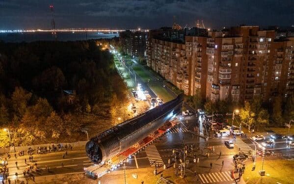 Putin hace desfilar el submarino nuclear Leninsky Komsomol por calles de Rusia