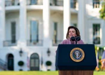 Nancy Pelosi está ‘destrozada y traumatizada’ tras ataque a su esposo