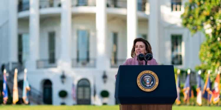 Nancy Pelosi está ‘destrozada y traumatizada’ tras ataque a su esposo