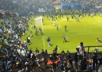 Tragedia en el fútbol: cientos de muertos en estadio de Indonesia