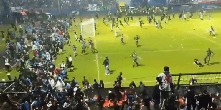 Tragedia en el fútbol: cientos de muertos en estadio de Indonesia