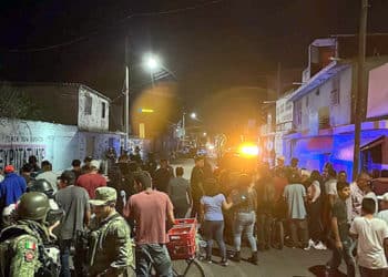 En las afueras del bar, en Guanajuato, se agolparon cientos de curiosos, en una calle que fue acordonada por las autoridades.