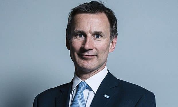 Gobierno británico da marcha atrás a "casi todas" las medidas económicas de Truss