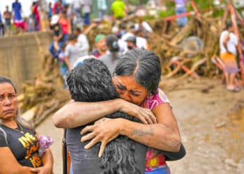 En Venezuela, las lluvias causan tragedia y muerte, mientras el régimen ofrece ayuda a Cuba.