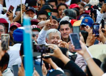 AMLO salió a marchar en defensa de su gobierno, aclaró que no se lanzará a la reelección