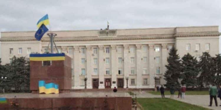 Bandera de Ucrania ondea en el centro de Jersón