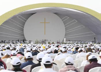 La multitudinaria misa ofrecida por el papa Francisco en Baréin, contó con la participación de 30 mil feligreses.