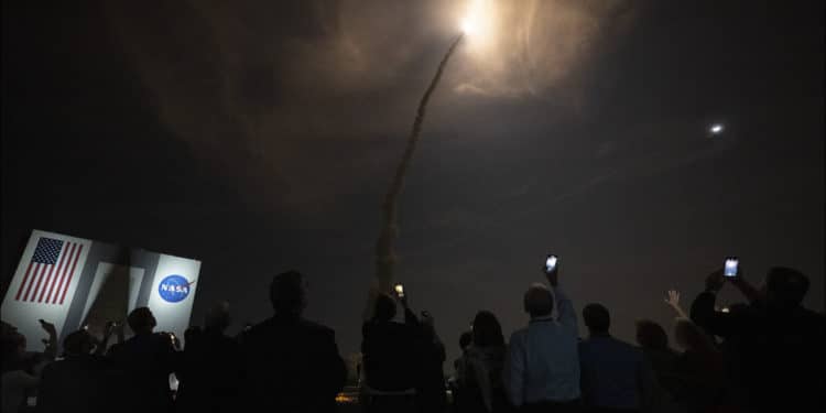 Misión Artemis I de la NASA inició al fin su viaje a la luna