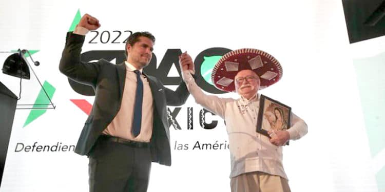 En la Cumbre de derecha en México, el actor Eduardo Verástegui y Lech Wałęsa, expresidente de Polonia.