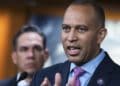 Hakeem Jeffries un duro rival para Nancy Pelosi en la Cámara