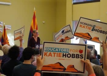 Otra derrota para Trump: su candidata en Arizona pierde ante demócrata Katie Hobbs