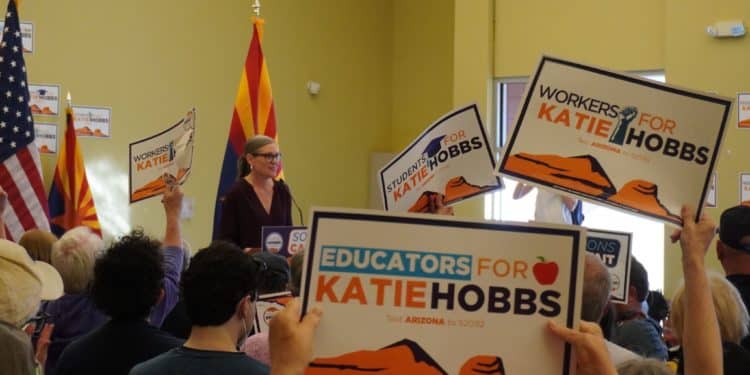 Otra derrota para Trump: su candidata en Arizona pierde ante demócrata Katie Hobbs