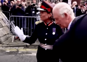 Atacaron con huevos al Rey Carlos III