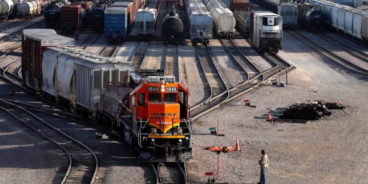 Presidente Biden y el Congreso apuran el paso para evitar huelga ferroviaria