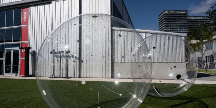 Carlos Medina participa en Pinta Miami 2022 con dos inmensas gotas de rocío