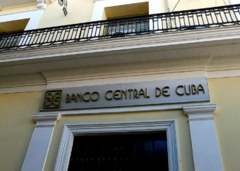 Régimen cubano establece nuevo tipo de cambio para operaciones con cuentas en divisas