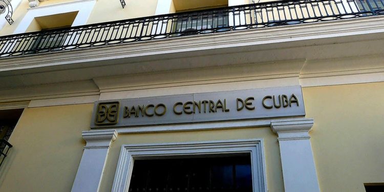 Régimen cubano establece nuevo tipo de cambio para operaciones con cuentas en divisas