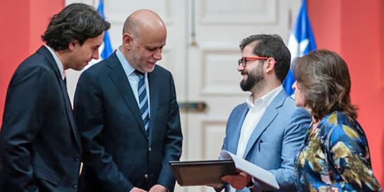 En Chile, el presidente Gabriel Boric ahora firmó con la derecha, para un nuevo proceso constituyente.