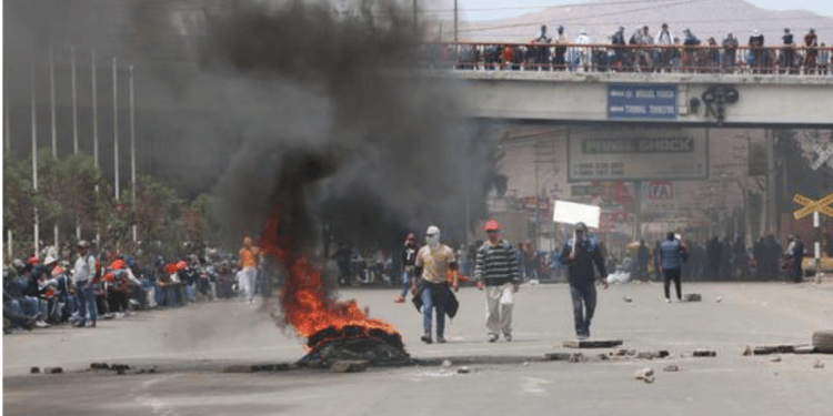 Perú semiparalizado:  7 muertos en medio de las violentas protestas
