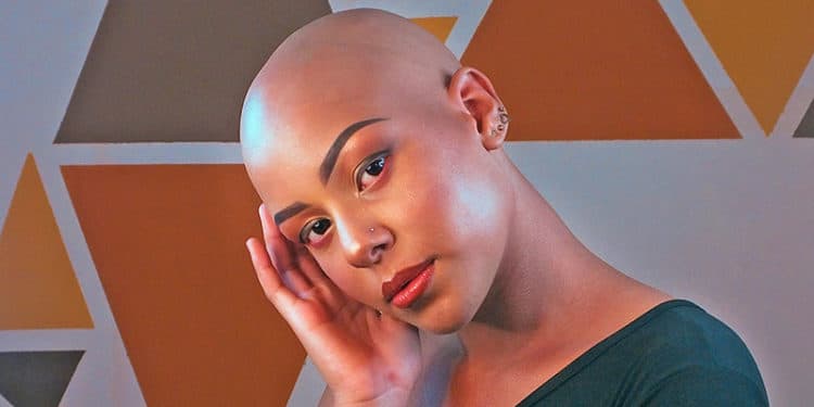 Lavarse frecuentemente el cabello o usar gorra no provoca que se caiga.