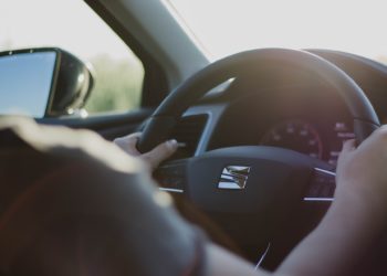 Florida prepara leyes que benefician a conductores y propietarios de viviendas