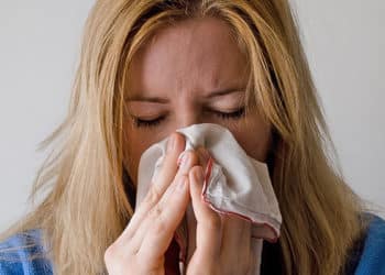 Si usted presenta síntomas de una "gripecita", lo más indicado es ser evaluado por un médico.