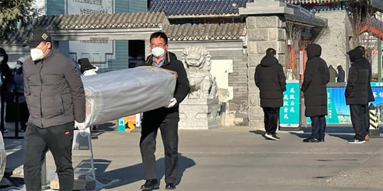 Un empleado funerario dijo que no hay más espacio de almacenamiento refrigerado para cadáveres.