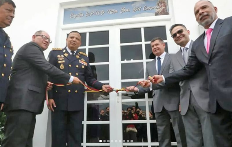 Inauguración de la capilla en El Helicoide, por funcionarios y personalidades invitadas, al también centro de torturas.