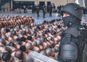En El Salvador, las pandillas o maras, mantenían azotada a la población. Ahora están en la cárcel.
