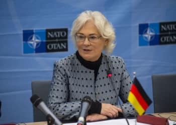 ¿Por no apoyar a Ucrania? Renuncia ministra de defensa de Alemania