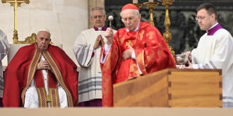 Francisco despide a Benedicto XVI: "Padre, en tus manos encomiendo mi espíritu"