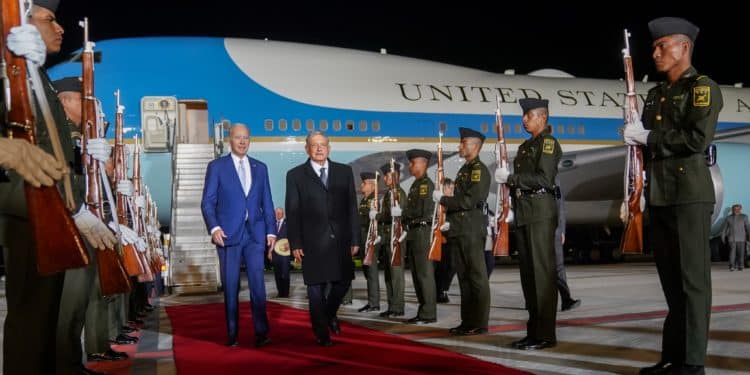 Tema migratorio y narcotráfico centran la agenda: AMLO recibió a Biden en el nuevo AIFA