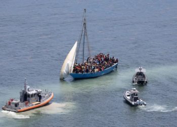 Florida enfrenta “enorme problema” por llegada de migrantes cubanos