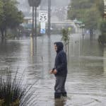 Las intensas tormentas han causado inundaciones, cortado el suministro eléctrico y forzado evacuaciones y cierres de escuelas en toda la costa.