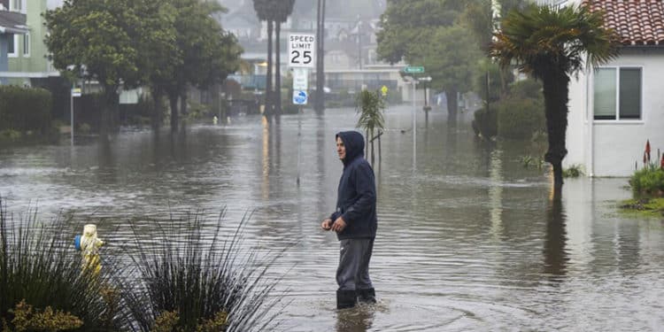 Las intensas tormentas han causado inundaciones, cortado el suministro eléctrico y forzado evacuaciones y cierres de escuelas en toda la costa.
