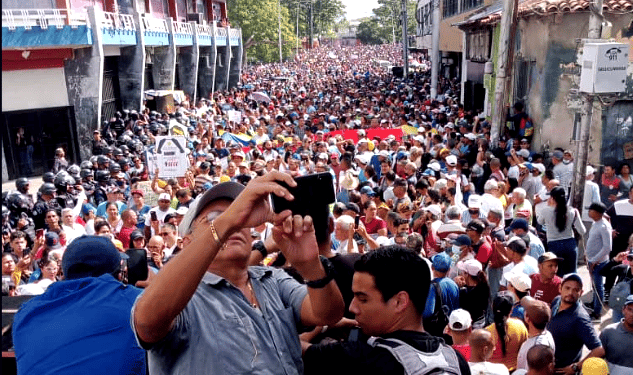 Miles de docentes reclaman mejores salarios en Venezuela