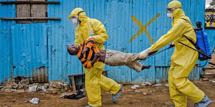 Un niño contagiado con el virus de la Ébola, es llevado a aislamiento, por autoridades de Salud.