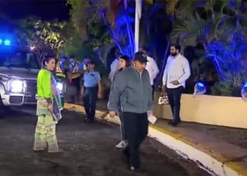 Rosario Murillo se retiró del lugar y dejó solo a Daniel Ortega, cuando éste le dio la espalda.