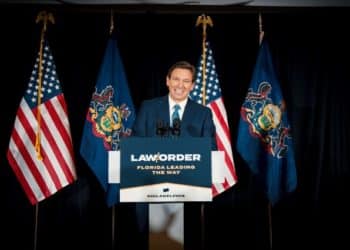 ¿Puede DeSantis ordenar la deportación masiva de migrantes de Florida?